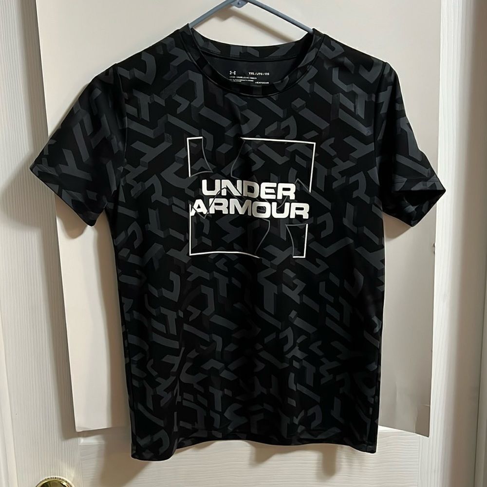 Under Armour youth boys XL black/gray shirt.